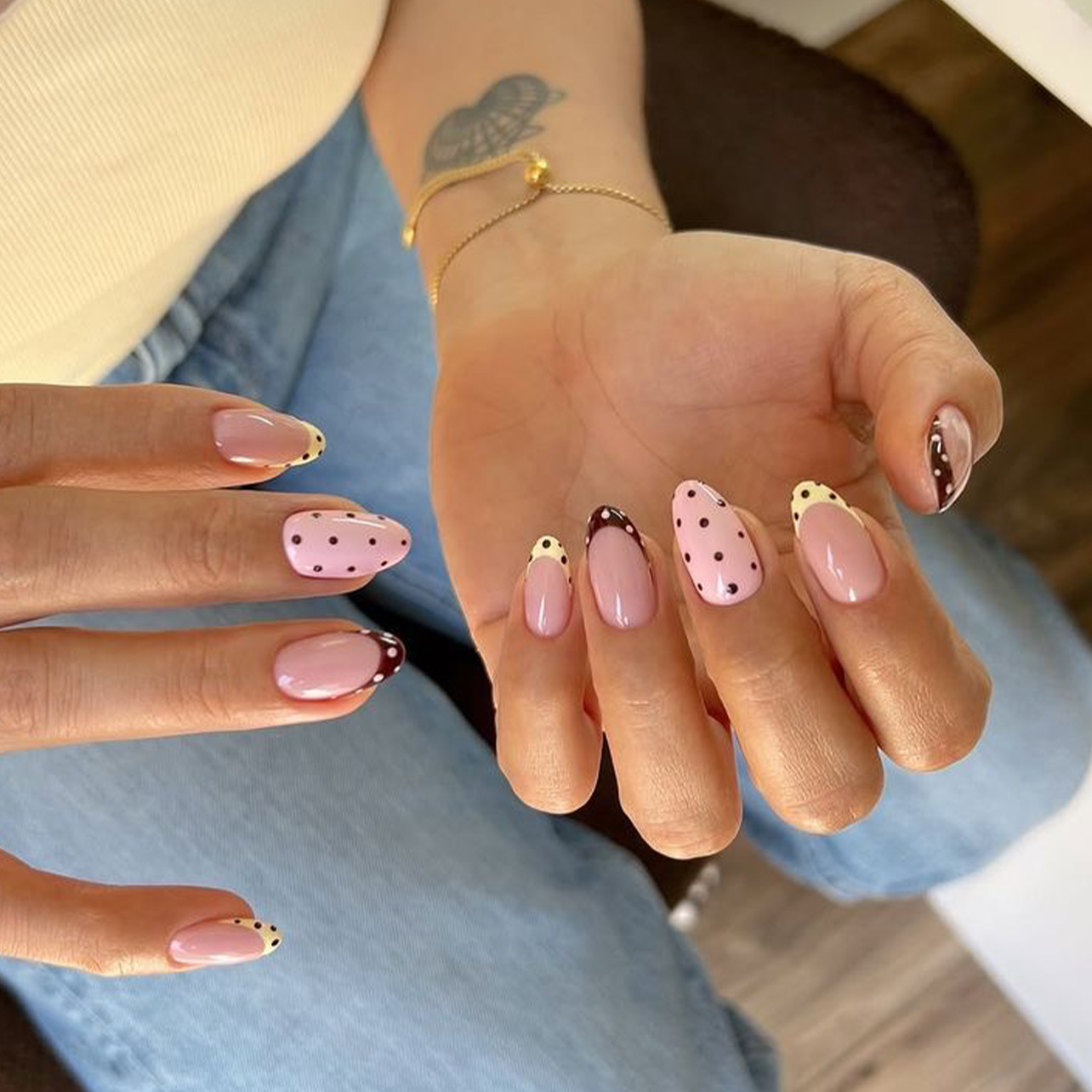 Nail Art French - ชุดเล็บปลอมทรงอัลมอนด์ 24 ชิ้น ลายจุดเต็มเล็บ สีชมพูนู้ด สไตล์ฝรั่งเศส