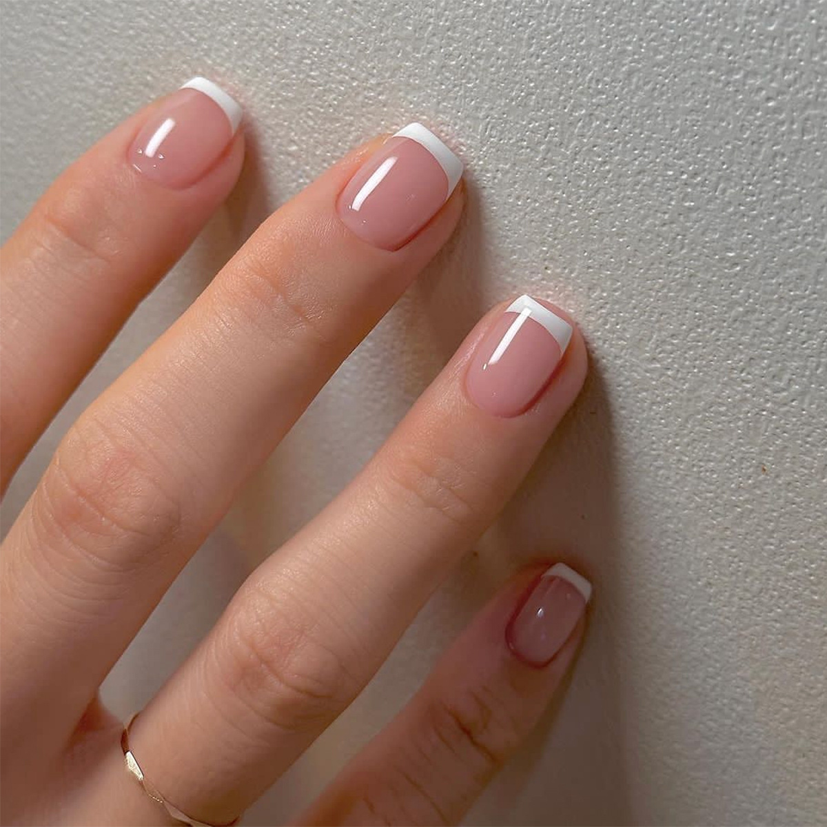 Nail Art French - เล็บปลอมแบบสั้น 24 ชิ้น/ชุด สำหรับผู้หญิงและเด็กผู้หญิง ทรงฝรั่งเศส สีนู้ด