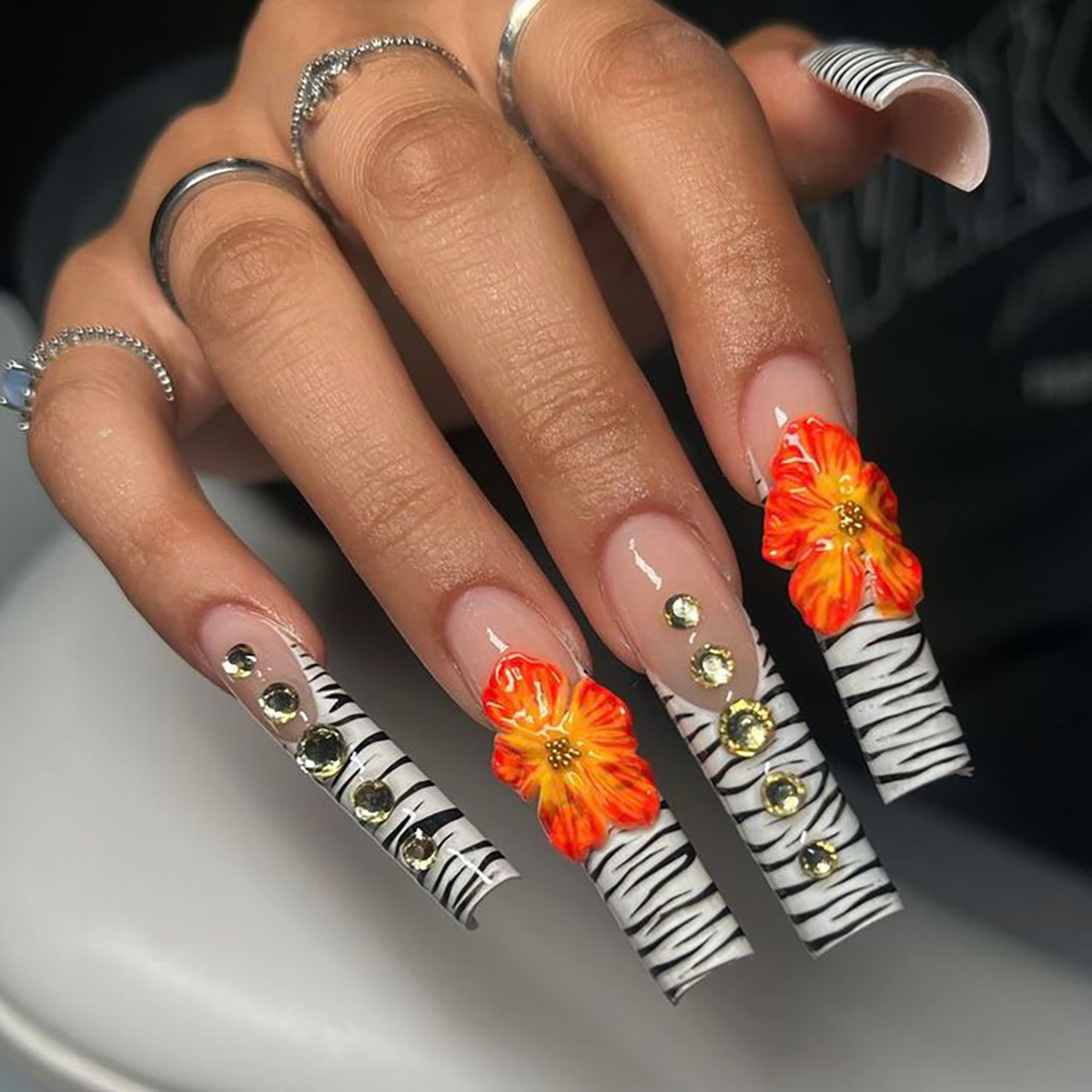 Nail Art French - เล็บปลอมแบบกดติดลายดอกไม้ 24 ชิ้น ลายเส้นแบบเฟรนช์ทิป ทรงสี่เหลี่ยมยาว พร้อมดีไซน์ประดับเพชร