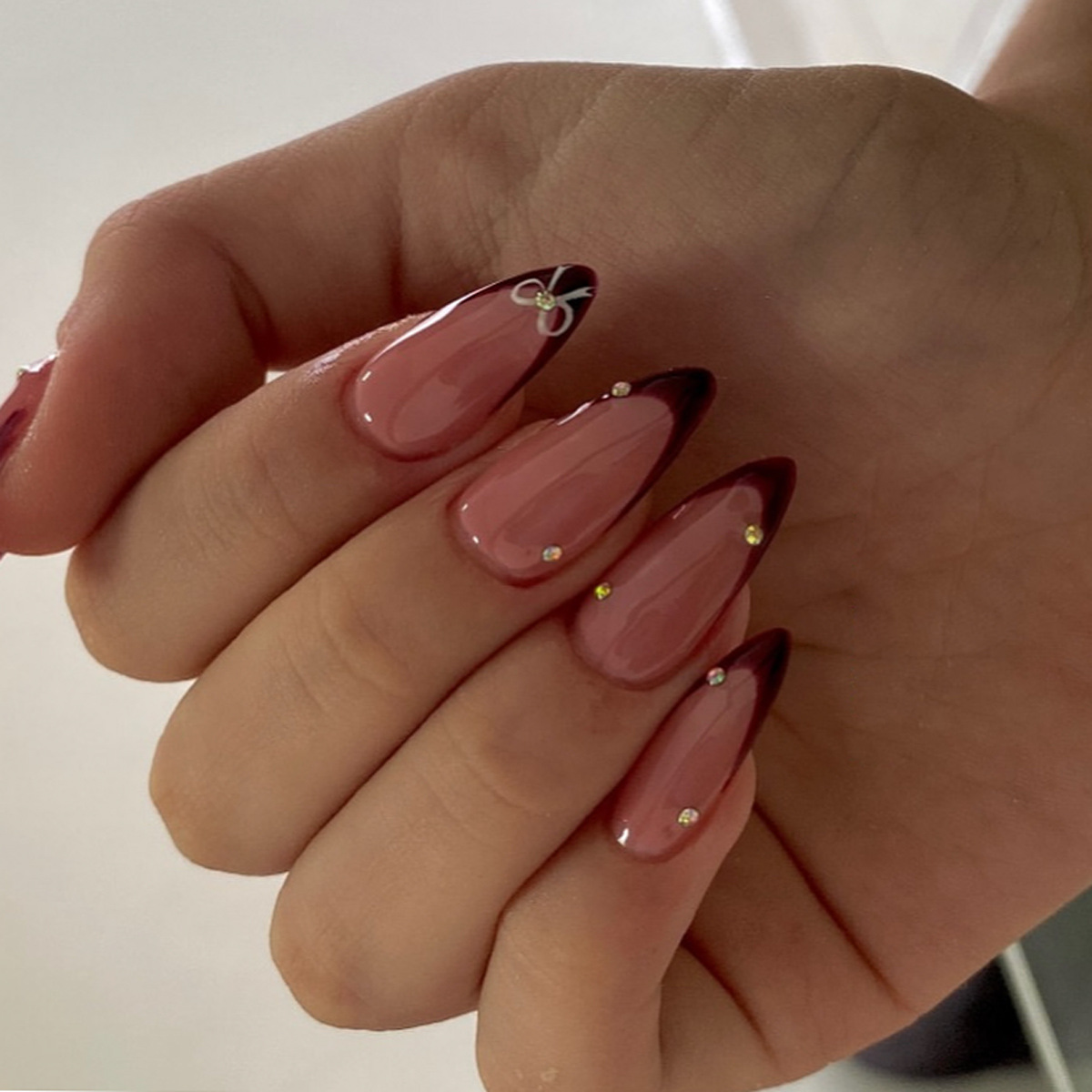 ชุดเล็บปลอมทรงอัลมอนด์สีแดงไวน - Nail Art Red Wine บทวิจารณ์และราคา
